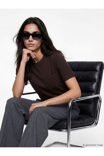 LC Waikiki Γυναικείο μπλουζάκι με καφέ λαιμόκοψη με κέντημα