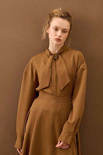 Ceylan Otantik Пильний кавовий комір з бантиком, креп-сорочка