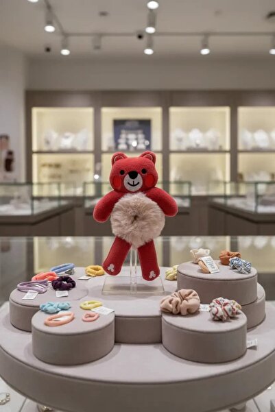 Miniso ربطة شعر قطيفة على شكل دمية دب - تصميم ناعم وممتع