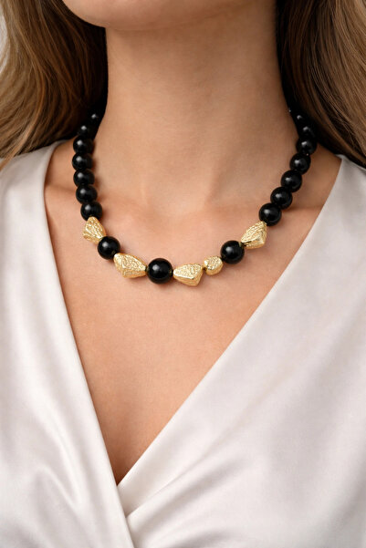 naaksesuar قلادة فاخرة بتفاصيل ذهبية وسوداء