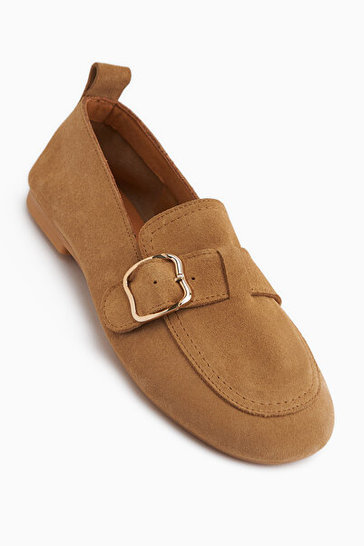 Limoya حذاء باليه نسائي من الجلد الطبيعي من أوليفا بإبزيم بلون أسمر