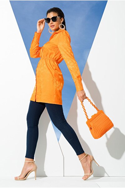 FOR YOU MODA Orangefarbenes Satinhemd mit V-Ausschnitt und Jacquard-Details