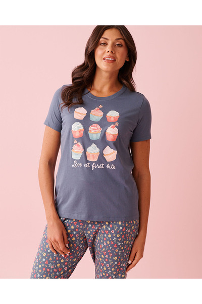 La Vie en Rose تيشيرت قطن برقبة دائرية مطبوع عليه صورة كب كيك