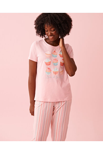 La Vie en Rose تيشيرت قطن برقبة دائرية مطبوع عليه صورة كب كيك