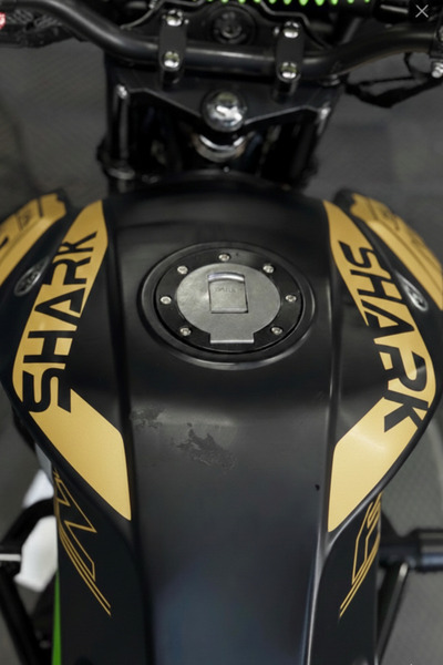 Banxtre ملصق حبل خزان الوقود بلون ذهبي غير لامع لـ Arora Shark 125 (يمين ويسار)