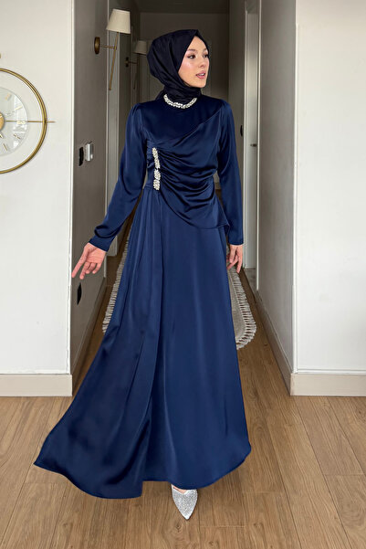 Tesettür Diyarı فستان سايت مرصّع بالأحجار من الساتان المطرز - أزرق داكن