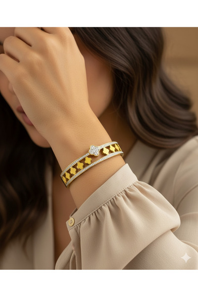 burjalmodah Elegant gold bracelet with a luxurious floral pattern