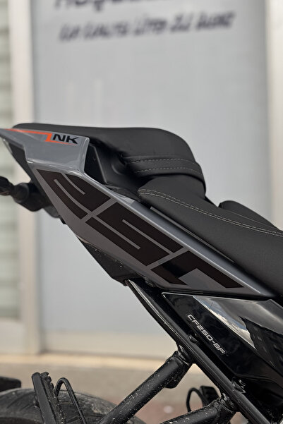 Banxtre CFMOTO NK250 için Siyah Renk Sele Altı 250 Yazıları (Tam Uyumlu) Sağ ...