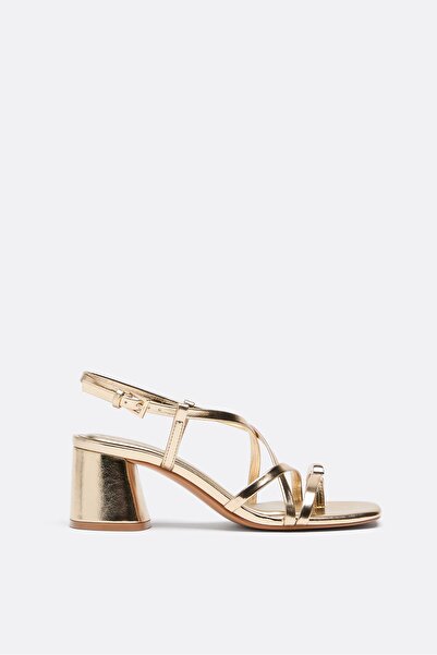 Stradivarius صندل بكعب وأحزمة متعددة بتفاصيل