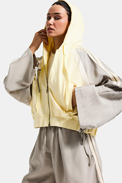 it's basic Дамска сива и жълта суитшърт с качулка, с раирани детайли и специа...