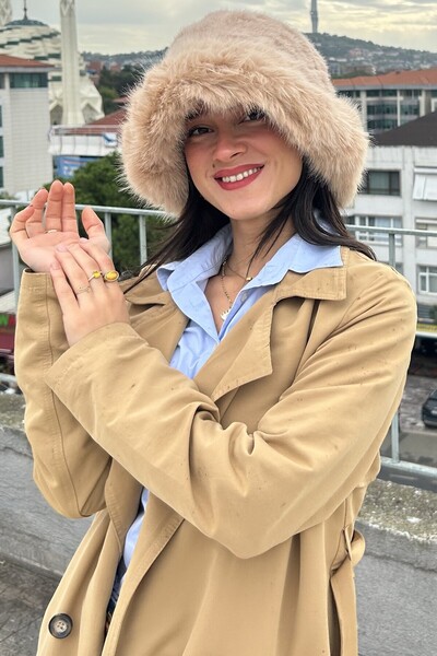 Mollycrush Camel Plush Bucket Hat |   Soft-Textured Winter Model