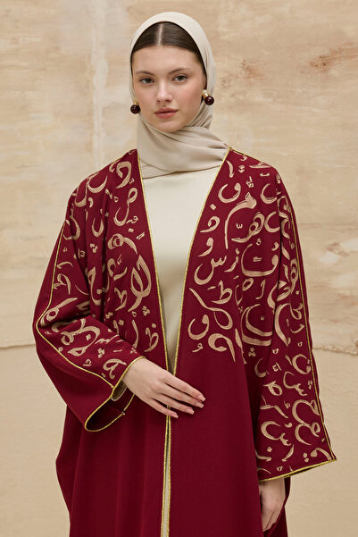 ViadelAtelier Kaligrafik Desenli Üst Form Omuz ve Kol Biyeli Uzun Bordo Abaya