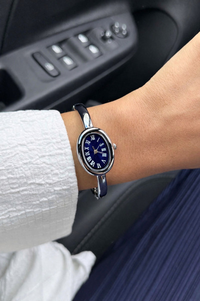 keisy Paola Kelepçe Women's Wristwatch (Dark Blue Dial)