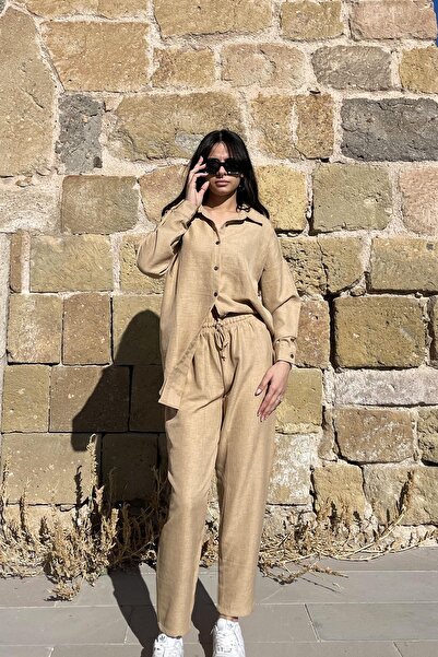 Tmptekstil طقم خشبي مكون من قطعتين بتفاصيل أزرار - لون جملي CAMEL