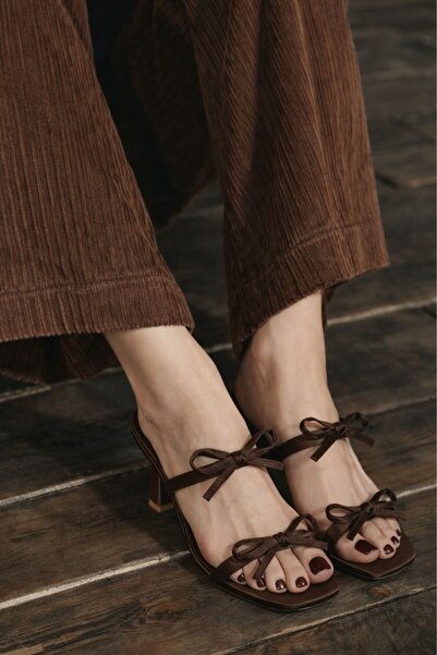 VARENZA WOMAN SHOES Kahverengi saten çift kurdeleli kadın topuklu terlik ve s...