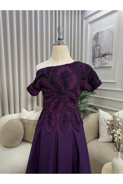 FASHION A dark purple midi dress with one shoulder and prominent rose embroid...