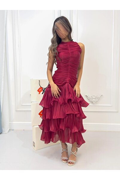 NO BRAND Elegant burgundy midi dress with layered ruffles and a fitted silhou...