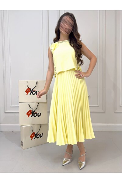 NO BRAND Elegant white midi dress with a pleated skirt and crystal details