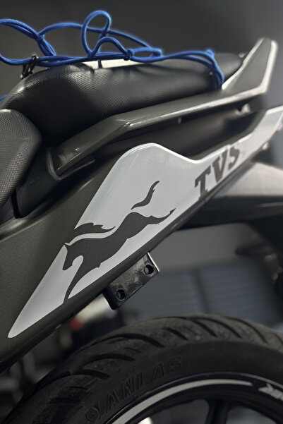 Banxtre TVS Raider 125 için Arka Sele Altı TVS Logolu Kaplama Sticker (Sağ ve...