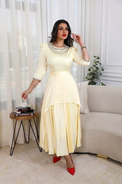 Warazan Long, flowing evening dress with front pleats