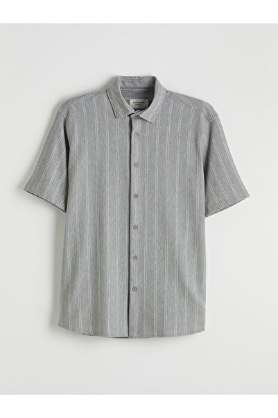 LC Waikiki Ανδρικό πουκάμισο με κοντό μανίκι και ρίγες σε γκρι χρώμα από το κ...