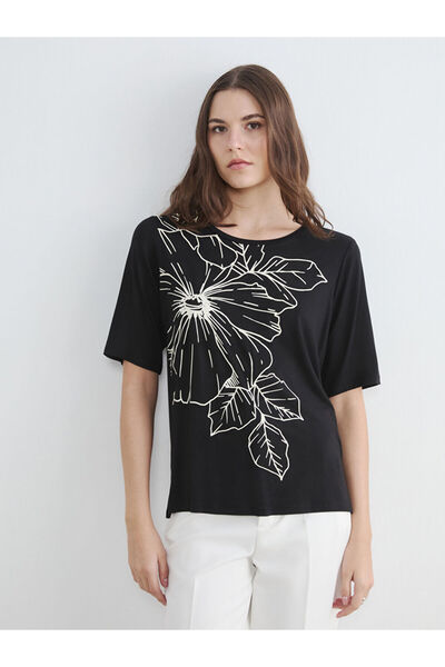 LC Waikiki RMZ GİYİM FARKIYA تي شيرت نسائي مزين بالزهور ذو ياقة روبا