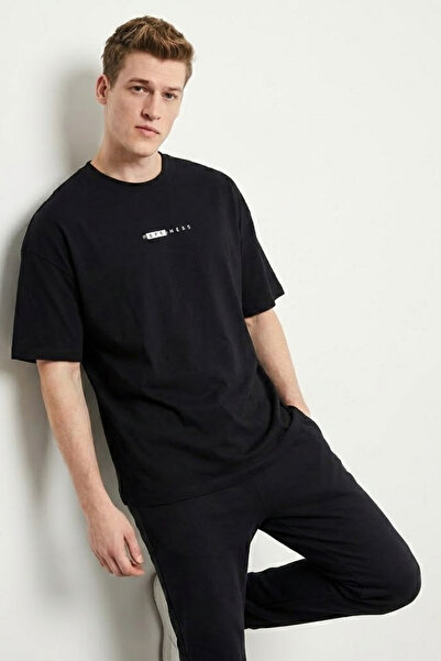 COMBİNE MİCHAİL Ανδρικό μπλουζάκι με κείμενο με τύπωμα oversized σε μαύρο χρώμα