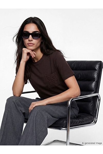 LC Waikiki RMZ GİYİM FARKIYA تي شيرت نسائي مطرز بياقة روبا