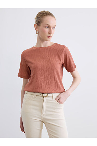 LC Waikiki RMZ GİYİM FARKIYA تي شيرت نسائي ذو ياقة روبا من القطن المضلع