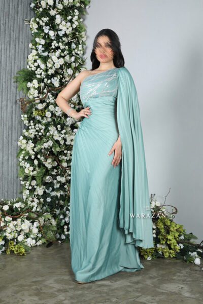 Warazan Elegant pleated dress with a side brooch and embroidery