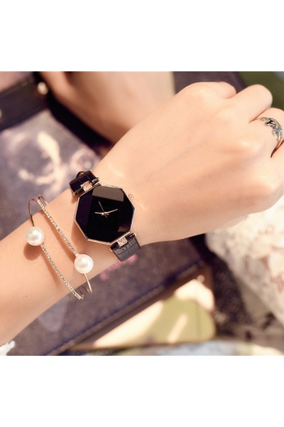 GENERAL A women's watch with a Leather strap and a distinctive, eye-catching ...