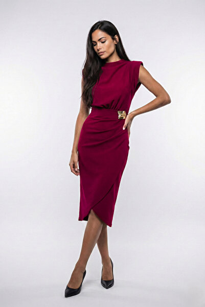 OLSAMODA ЖЕНСКА РОКЛЯ С ПЛИСОВО ДЕКОЛТЕ, БЕЗ РЪКАВИ, ГЪВКАВА ТКАН, БРОШКА, СВ...