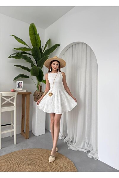 Nils Boutique Beyaz Fisto Nakışlı Mini Elbise