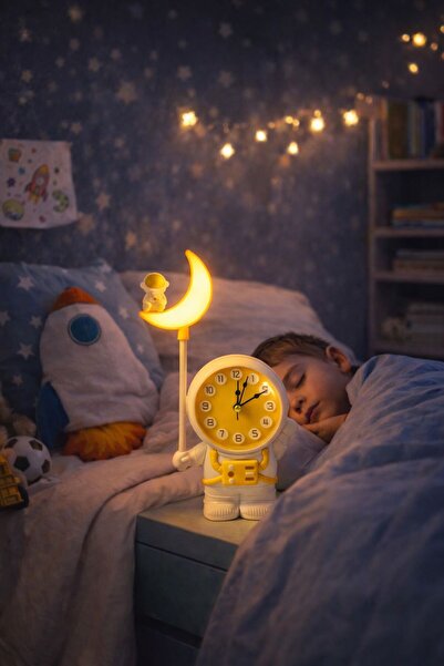 madewithlove Gece Lambalı Astronot Çocuk Masa Saati – Ay Işıklı Dekoratif Saat