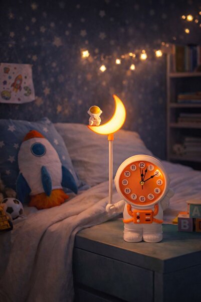 madewithlove Gece Lambalı Astronot Çocuk Masa Saati – Ay Işıklı Dekoratif Saat