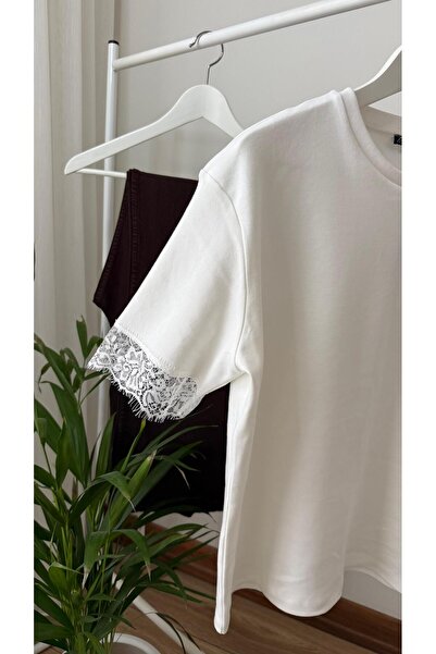 BUTİKMELİSATEZCAN Kol Dantel Detaylı Basic Tişört