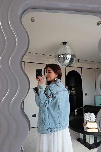 Özge Özgenç İnci Ve Nakış İşlemeli Denim Ceket