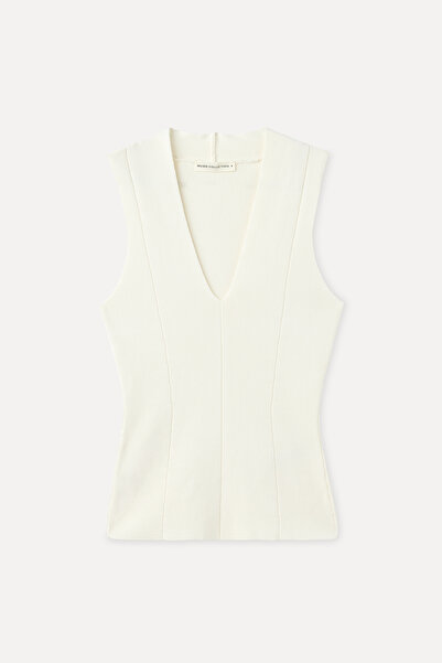Mudo Fitted V-Neck Sleeveless Sweater