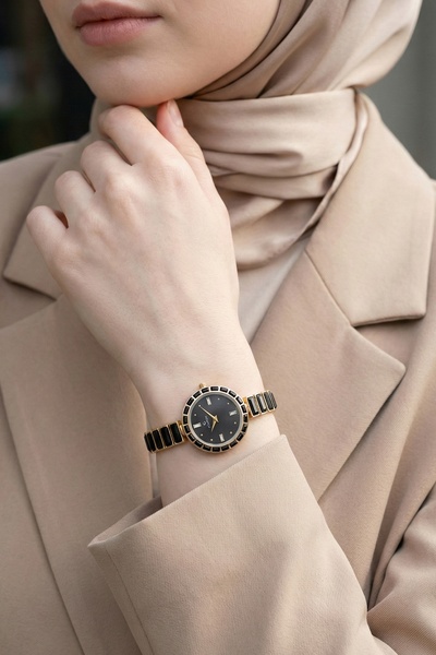 InStyle ساعة يد نسائية ذهبية أنيقة بإطار أسود بنقش مربعات