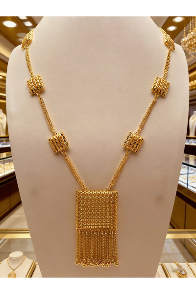 ALZAHR قلادة مطلية بالذهب بتصميم هندسي مزين بشرابة - قطعة مجوهرات عصرية مميزة...