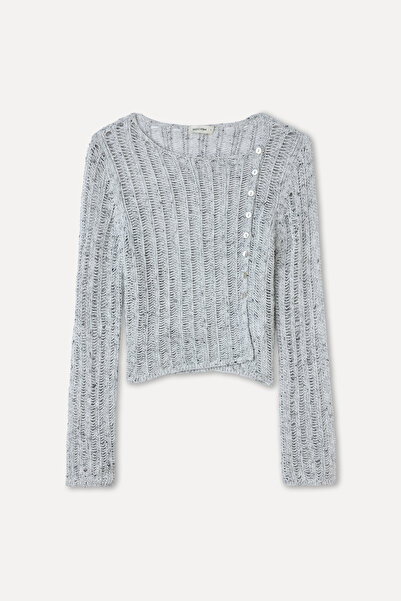 Mudo Buttoned Fitted a Lace-Like Knit Crewneck Sweater