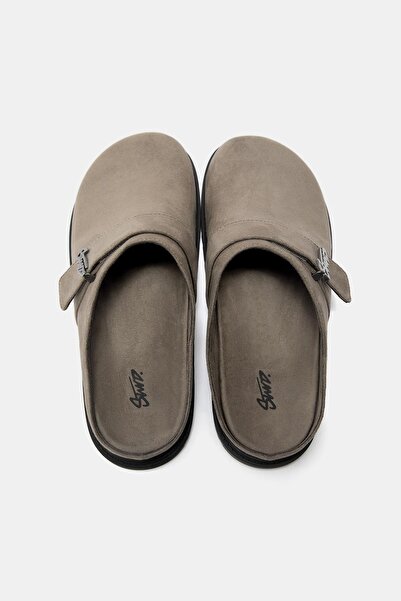 Pull & Bear قباقيب مزودة بإبزيم STWD