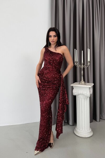 Serica Moda Бургундиена вечерна рокля с пайети, с едно рамо и брошка