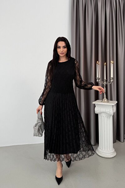 Serica Moda Siyah Dantel İşlemeli Pliseli Kat Detaylı Elbise