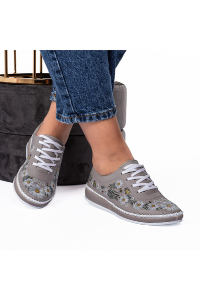 Dincomoditate Women's perforated shoes