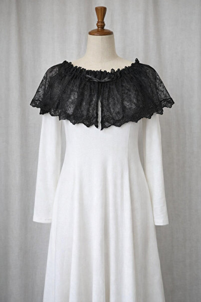 PL موديل أنيق باللون الأسود مع ياقة دانتيل