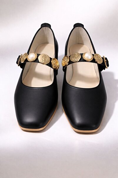 ARONA Kadın Mat Siyah Gold Madalyon & İnci Detaylı Tokalı Şık Babet Ayakkabı