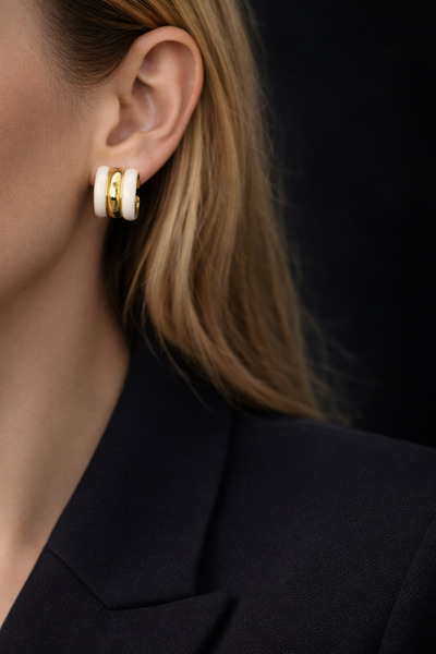 POYASE Krem Detaylı Gold Renk Üç Şeritli Halka Küpe – Parlak Yüzey Modern Tas...