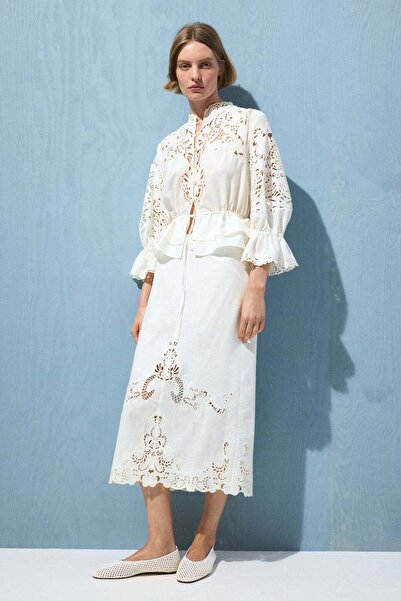 H&M تنورة من مزيج الكتان بالتطريز الإنجليزي