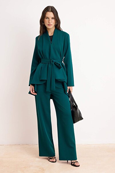 Trendyol Modest سترة منسوجة بتفاصيل حزام باللون الأخضر الزمردي - سفلية من الق...